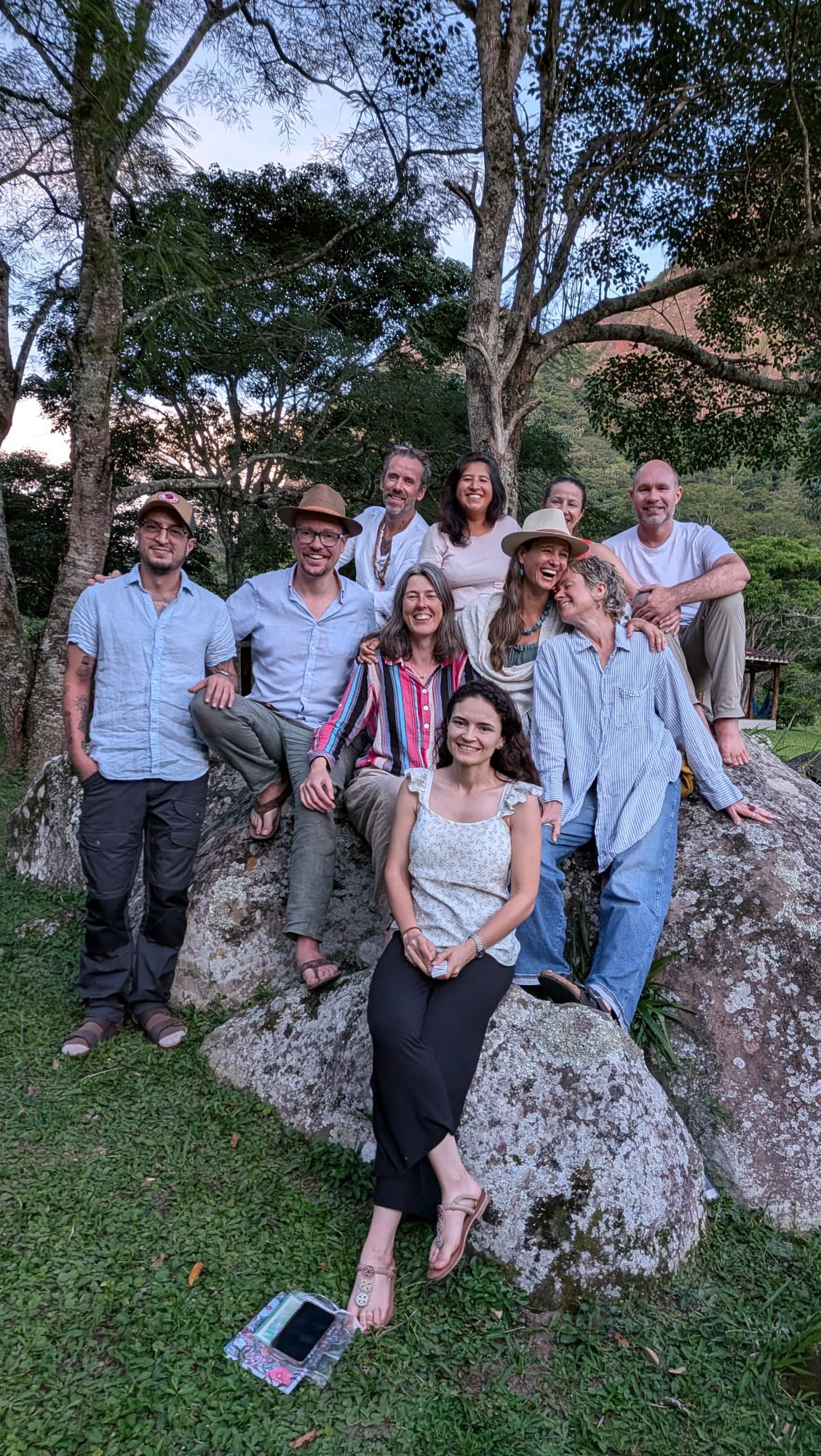 Participantes reunidos al aire libre durante un encuentro de Inhecate